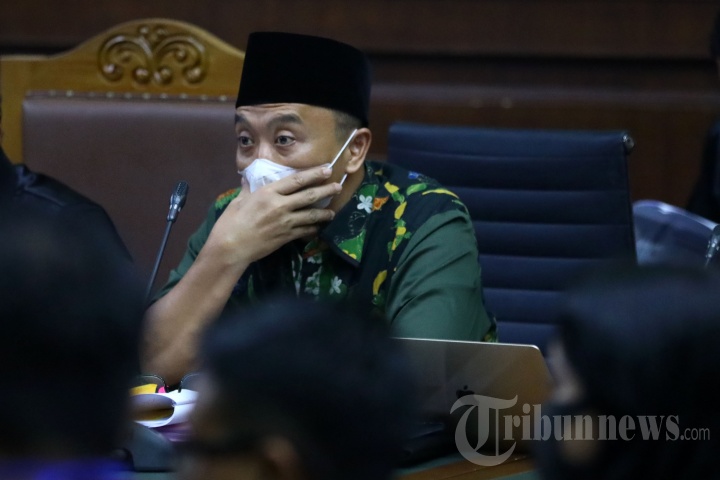 Pakai Masker, Imam Nahrawi Jalani Sidang Lanjutan Kasusnya