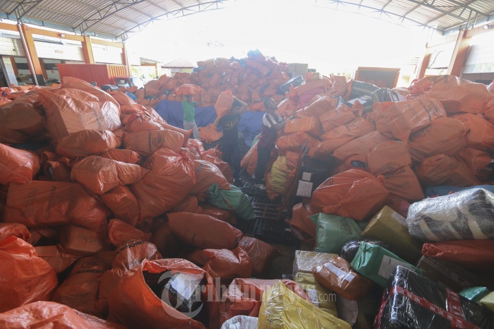 Paket Kiriman Menumpuk di Kantor Pos Batam