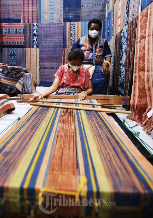 Pameran Kain Tenun Adi Wastra Nusantara 2022