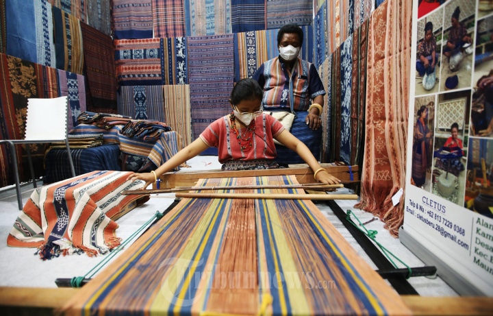 Pameran Kain Tenun Adi Wastra Nusantara 2022