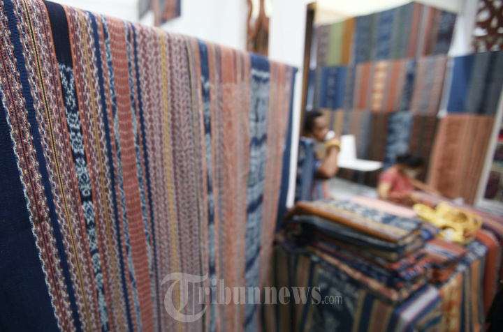 Pameran Kain Tenun Adi Wastra Nusantara 2022