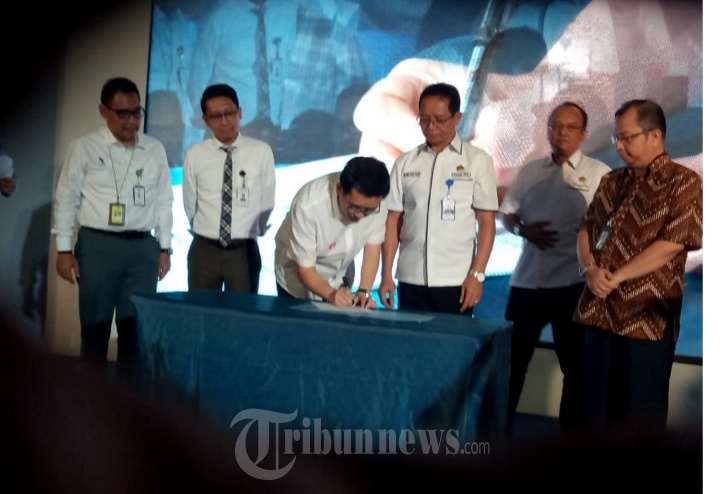 Pande Putu Kenalkan Seragam Baru Karyawan Perum PPD