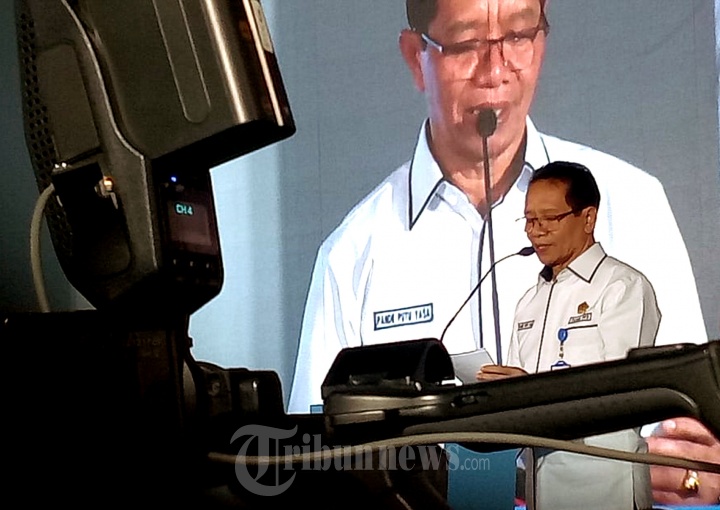 Pande Putu Kenalkan Seragam Baru Karyawan Perum PPD