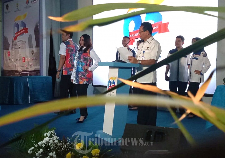 Pande Putu Kenalkan Seragam Baru Karyawan Perum PPD