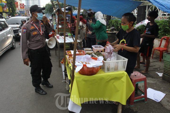 Pandemi Covid-19 Pedagang Takjil Dihimbau Jaga Jarak