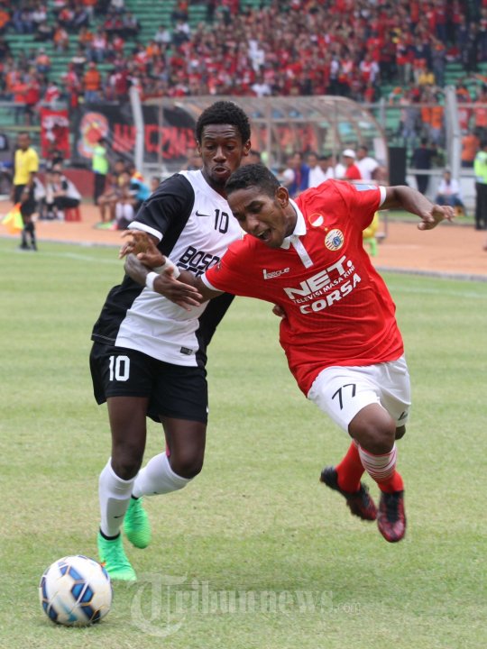 Pandi Lestaluhu Berebut Bola Dengan Alex