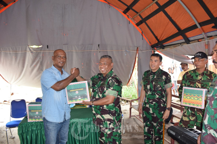 Pangdam XVI/Pattimura Bantu Sembako Masyarakat Kariu di Aboru