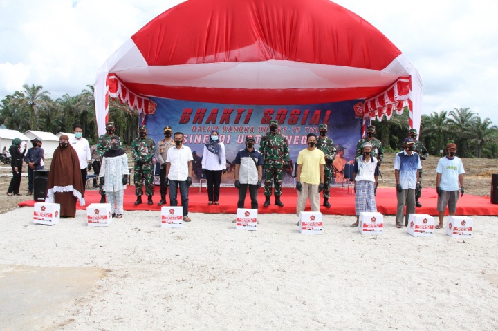 Pangkogabwilhan II Serahkan Paket Sembako HUT Ke-75 TNI