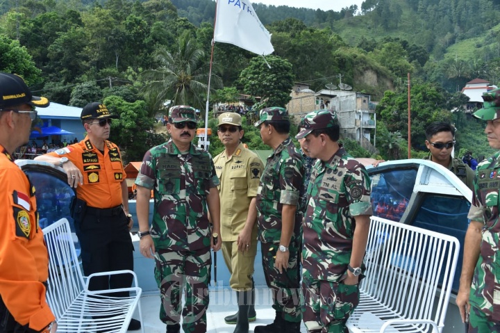 Panglima dan Kapolri Kunjungi Korban KM Sinar Bangun