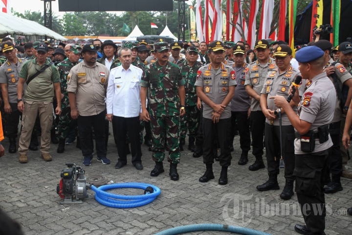 Panglima TNI dan Kapolri Tinjau Posko Relawan Karhutla