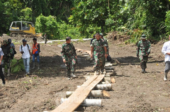 Panglima TNI Meninjau Jalan Trans Papua