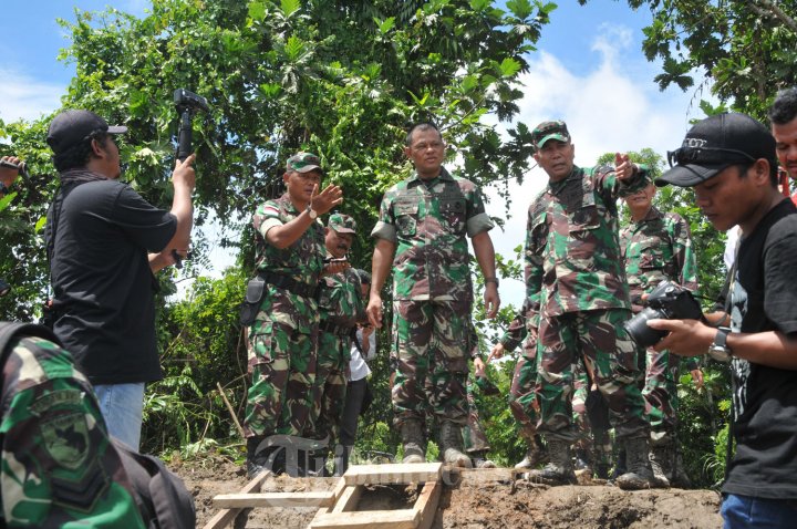 Panglima TNI Meninjau Jalan Trans Papua