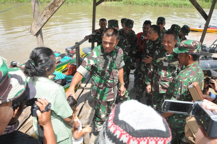 Panglima TNI Meninjau Jalan Trans Papua