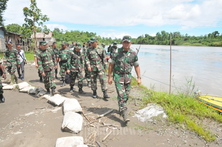 Panglima TNI Meninjau Jalan Trans Papua
