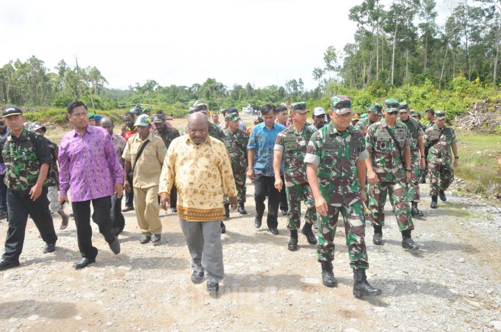 Panglima TNI Meninjau Jalan Trans Papua