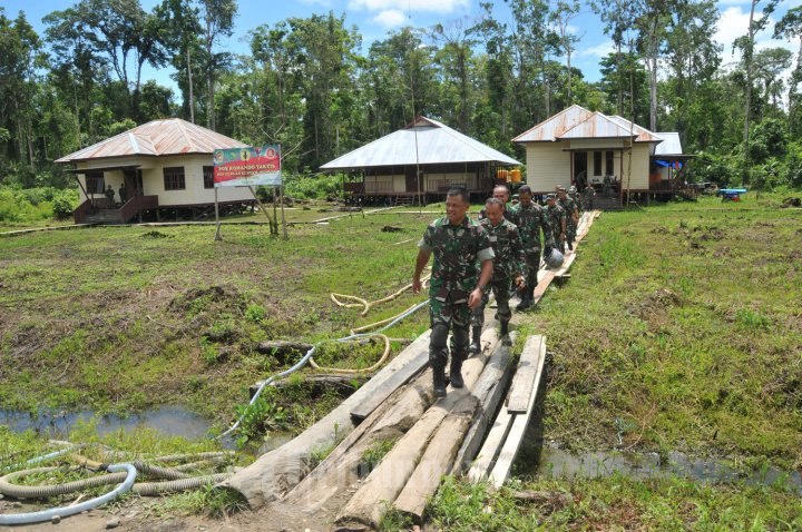 Panglima TNI Meninjau Jalan Trans Papua