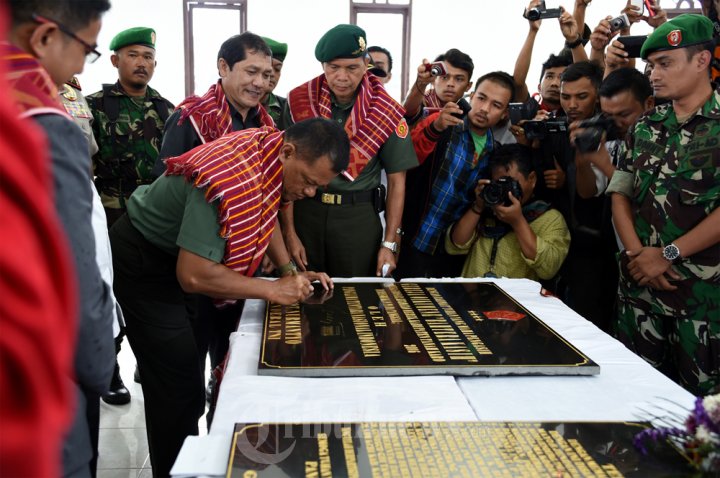 Panglima TNI Resmikan Gereja dan Masjid di Sinabung