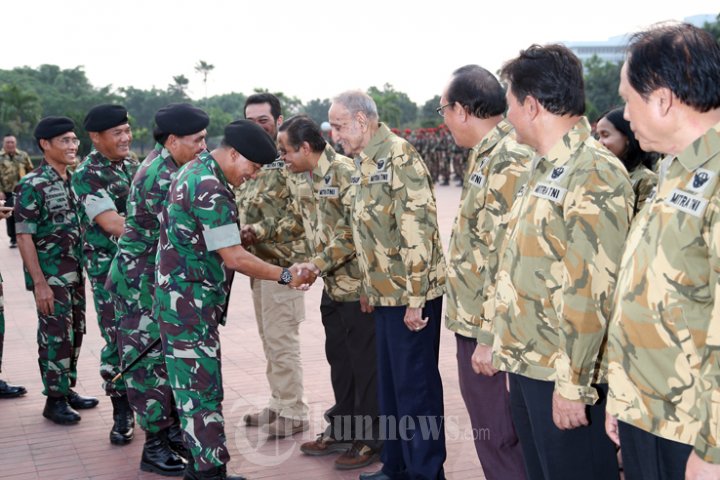 Panglima TNI Sematkan Brevet dan Jaket Pada Wartawan
