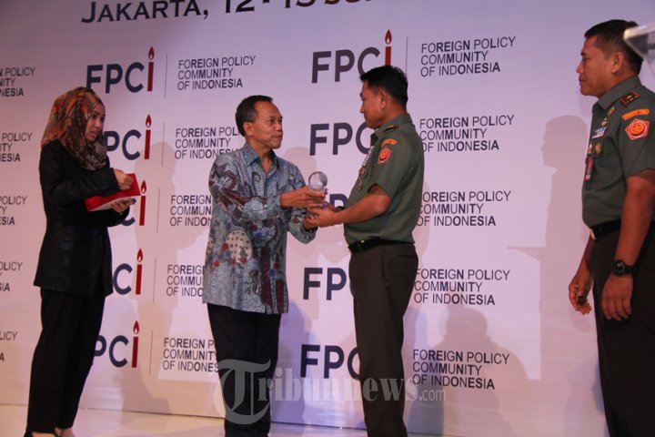 Panglima TNI Terima Penghargaan dari FPCI
