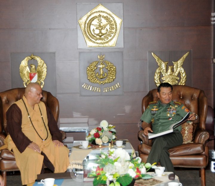 Panglima TNI Terima Suhu Dharma