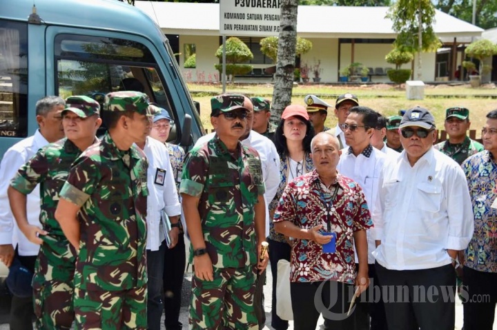Panglima TNI Marsekal TNI Dr. (H.C.) Hadi Tjahjanto, S.I.P. bersama Menteri PUPR Basuki Hadimuljono, Kepala BNPB Doni Monardo dan Wakil Kepala BIN Letjen TNI (Purn) Teddy Laksmana, meninjau tempat yang akan dijadikan Rumah Sakit Khusus Penanganan Penyakit Menular di Pulau Galang, Batam, Provinsi Kepulauan Riau, Rabu (4/3/2020). Panglima TNI menjelaskan kedatangannya bersama rombongan ke Pulau Galang untuk melihat secara langsung lokasi dan bangunan-bangunan yang bekas dijadikan tempat para pengungsi Vietnam pada waktu mulai tahun 1979 sampai 1996. Bangunan-bangunan yang sudah ada di lokasi tersebut akan direhab menjadi rumah sakit yang berkapasitas kurang lebih untuk seribu pasien dan semuanya akan dibuat sesuai dengan aturan atau protokol kesehatan yang dikeluarkan oleh WHO. 