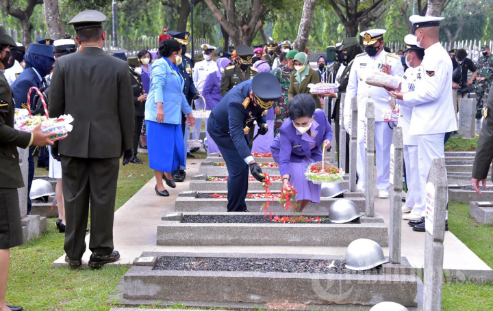 Panglima TNI Ziarah Nasional dan Tabur Bunga di TMPNU Kalibata