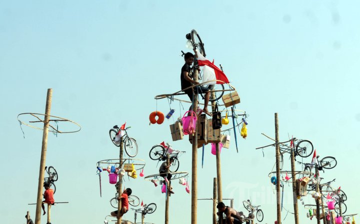 Panjat Pinang Kolosal di Ancol