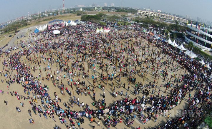 Panjat Pinang Kolosal di Ancol