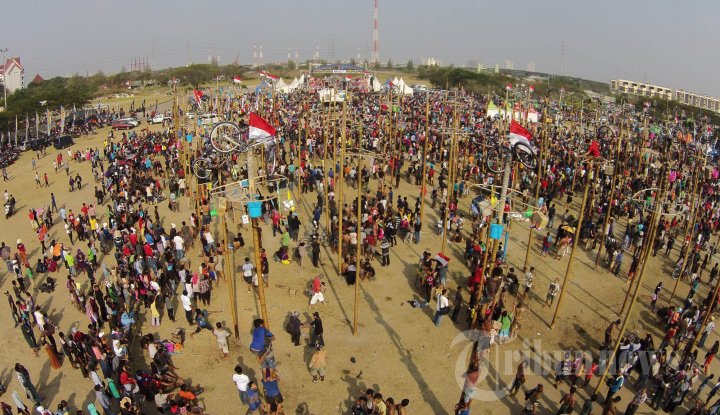 Panjat Pinang Kolosal di Ancol