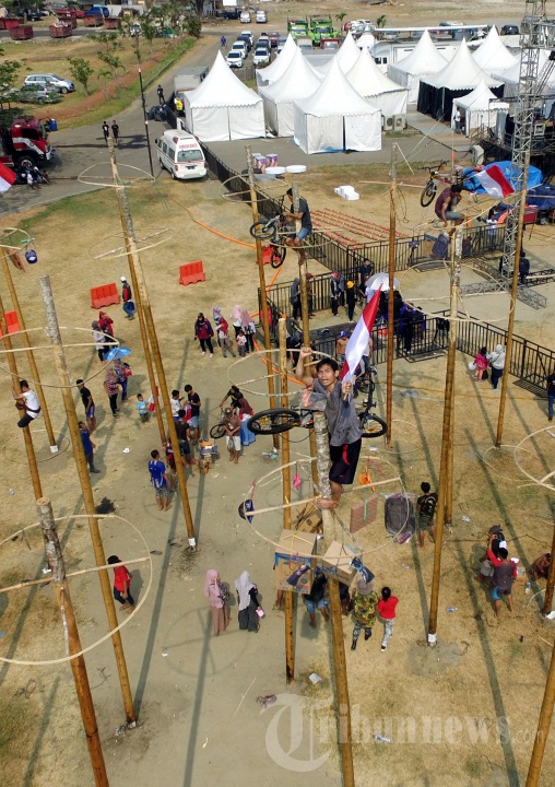 Panjat Pinang Kolosal HUT Ke-74 Kemerdekaan RI