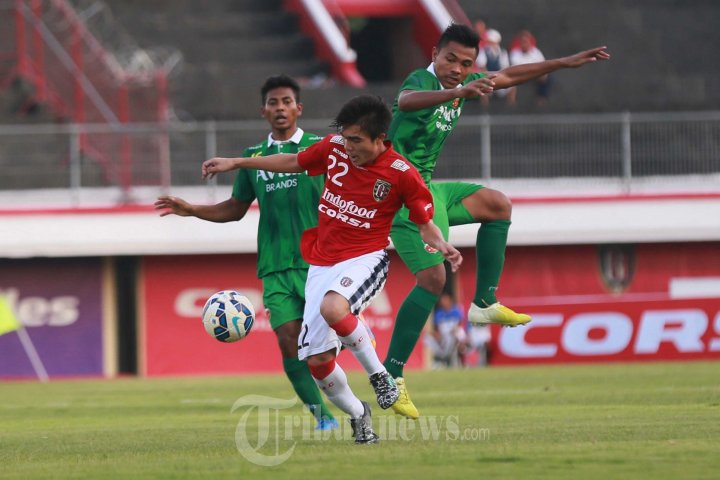Paolo Stianggang Dikawal Ketat Dua Pemain Surabaya FC