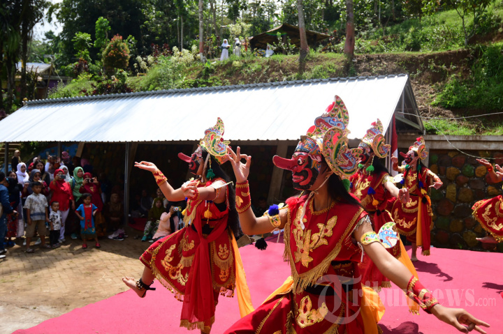 Parade Topeng Malang di Desaku Menanti