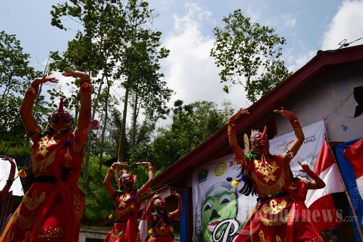 Parade Topeng Malang di Desaku Menanti