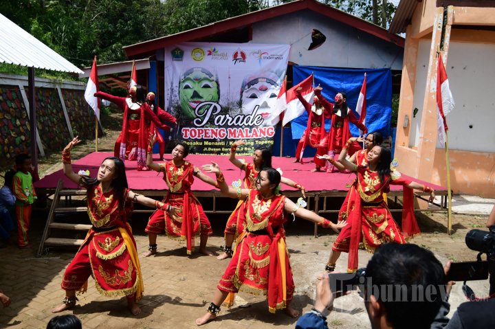 Parade Topeng Malang di Desaku Menanti
