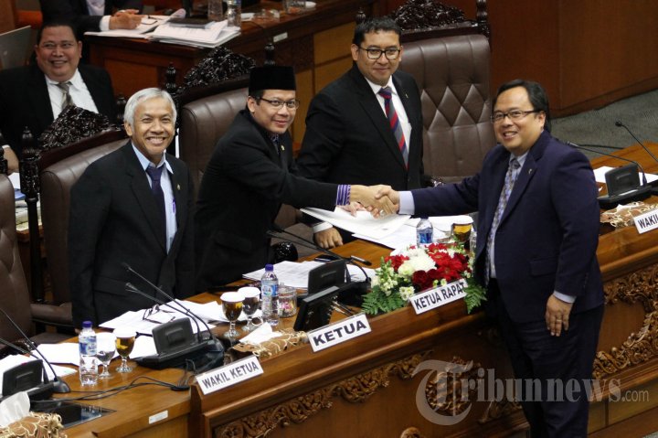 Paripurna DPR Mengesahkan APBN 2016