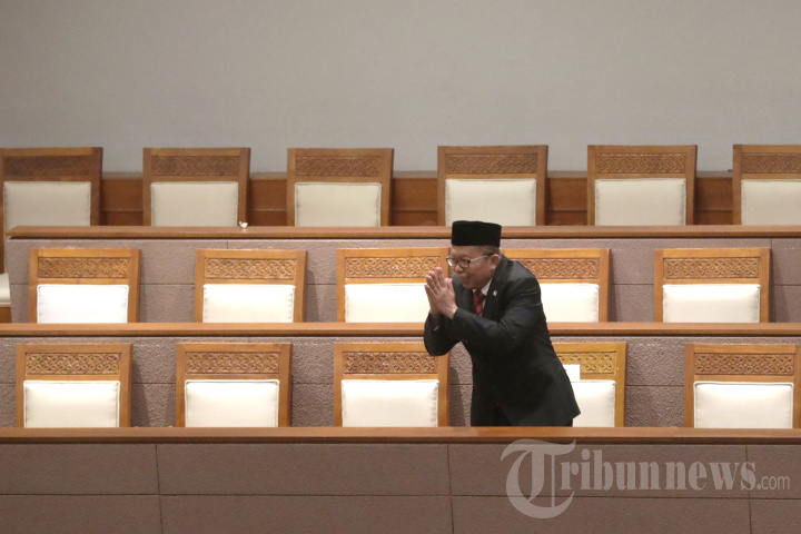 Paripurna DPR Sahkan Calon Hakim Konstitusi