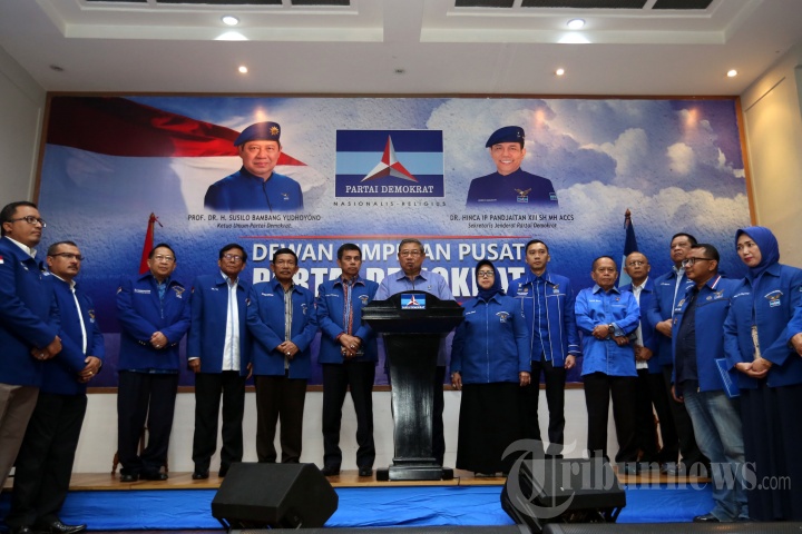 Ketua Umum Partai Demokrat Susilo Bambang Yudhoyono (tengah) didampingi pengurus Partai Demokrat memberikan pengantar sebelum melakukan rapat terkait revisi UU Ormas di DPP Partai Demokrat, Jakarta, Senin (30/10/2017). 