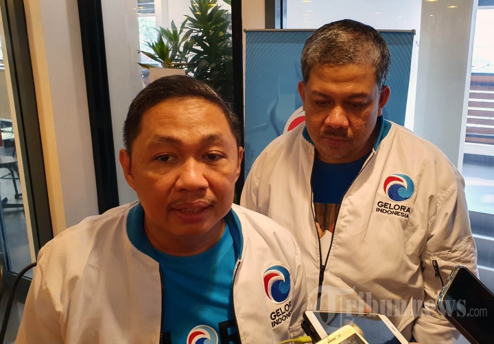 Inisiator Partai Gelora Indonesia Anis Matta (kiri) dan Fahri Hamzah (kanan) memberikan keterangan usai perkenalan partai baru tersebut di Jakarta, Minggu (10/11/2019). Partai Gelora Indonesia yang akan diketuai oleh Anis Matta tersebut menargetkan deklarasi resmi Partai Gelora Indonesia akan berlangsung pada awal Bulan Januari 2020, usai merampungkan dokumen pendaftaran kepengurusan partai di Kementerian Hukum dan HAM. 