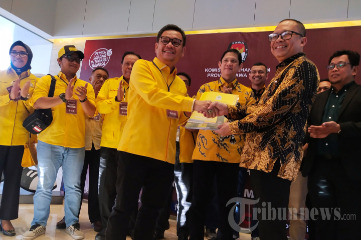 Partai Golkar Daftar Bacaleg ke KPU Jabar