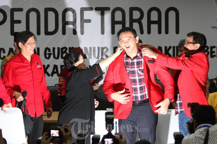 Inilah Momen Saat Ahok Dipakaikan Jas PDIP Oleh Megawati