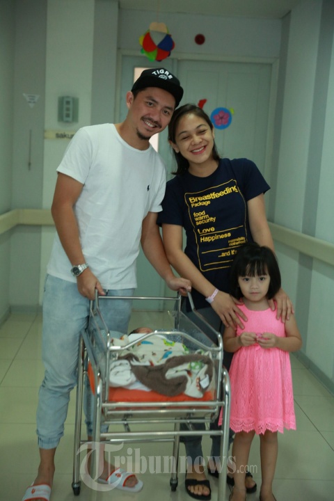 Pasangan Omesh dan Dian Ayu Melahirkan Anak Ke-2