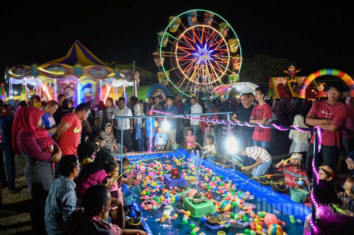 Pasar Malam di Lapangan Blangpadang