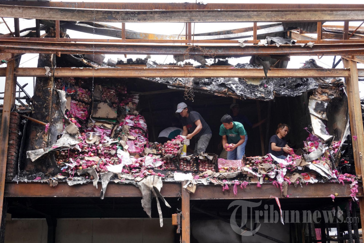 Pascakebakaran Jongko Buah di Pasar Induk Caringin Bandung