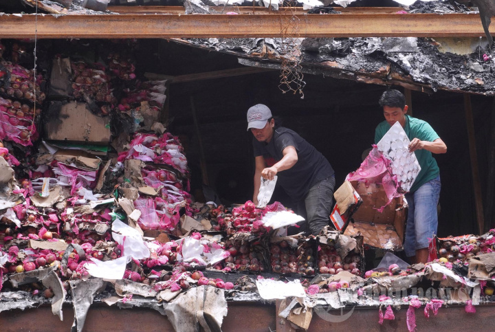 Pascakebakaran Jongko Buah di Pasar Induk Caringin Bandung