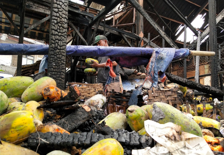 Pascakebakaran Jongko Buah di Pasar Induk Caringin Bandung