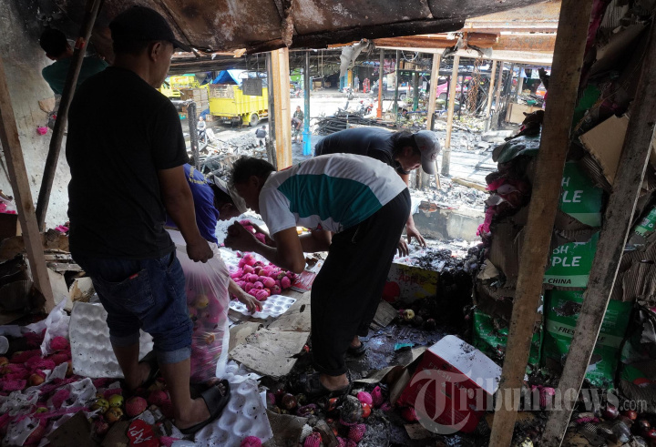 Pascakebakaran Jongko Buah di Pasar Induk Caringin Bandung