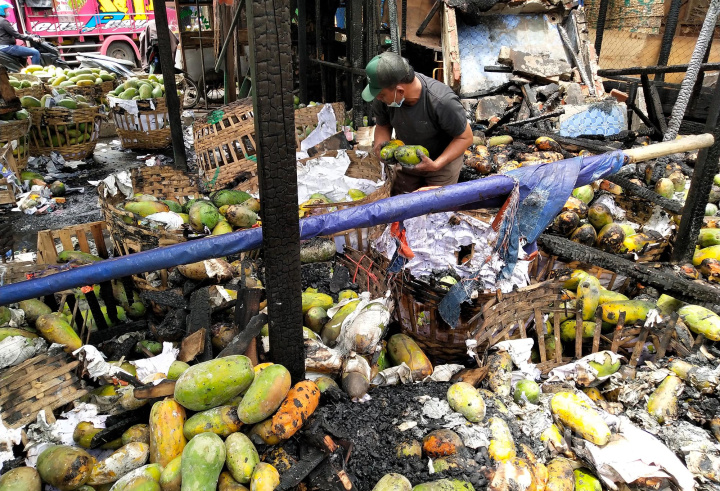 Pascakebakaran Jongko Buah di Pasar Induk Caringin Bandung