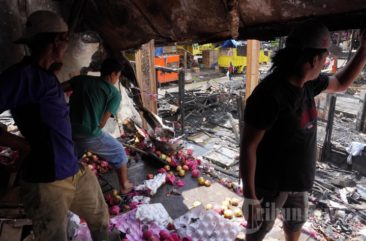 Pascakebakaran Jongko Buah di Pasar Induk Caringin Bandung