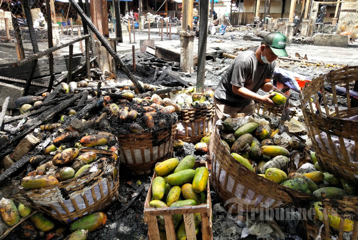 Pascakebakaran Jongko Buah di Pasar Induk Caringin Bandung