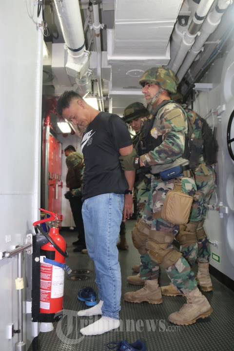 Pasukan Garuda Gelar Latihan Boardex di KRI Usman Harun-359